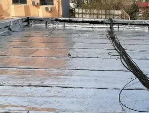 沈阳市卫生间漏水维修公司分享下沈阳市屋面楼顶防水刚性防水层施工要点。